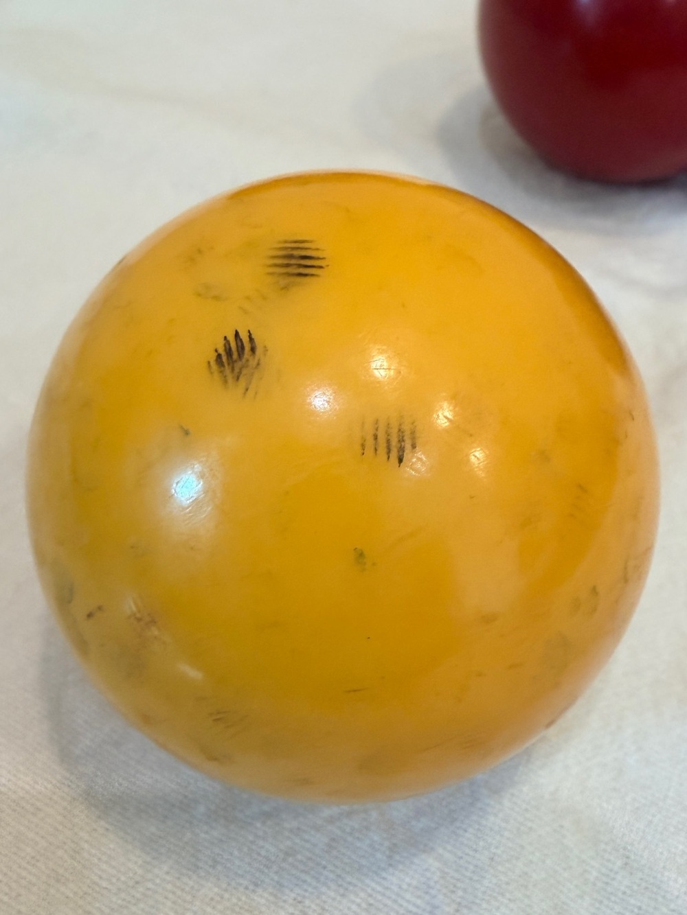 Vintage Bakelite Game Balls Lot 11 Cherry Red Butterscotch Yellow 54-57mm 1460g - Picture 3 of 16